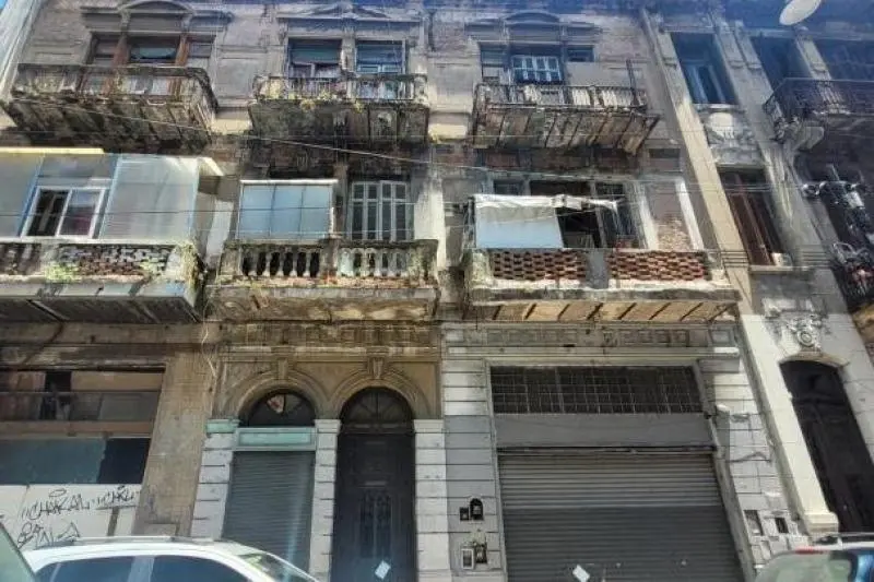 Edificio histórico tomado en Monserrat desalojado por la Policía de la Ciudad