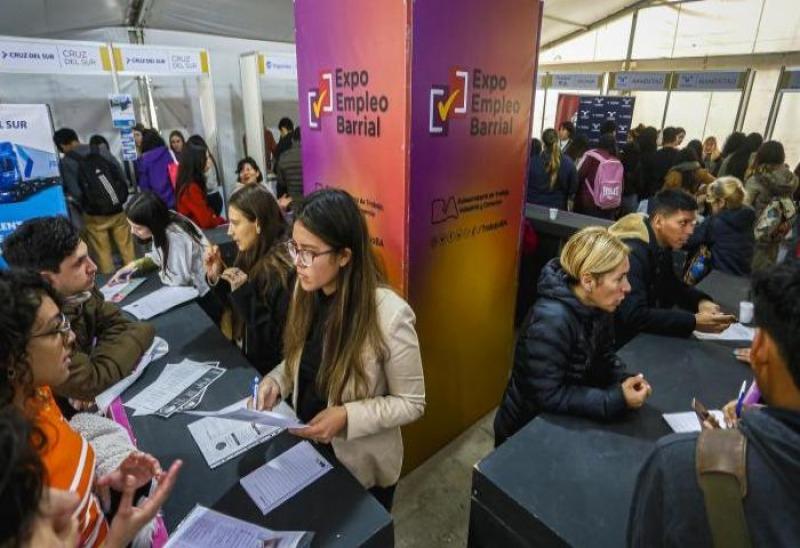 Stands de la Expo Empleo Barrial inclusiva en Monserrat, Comuna 1